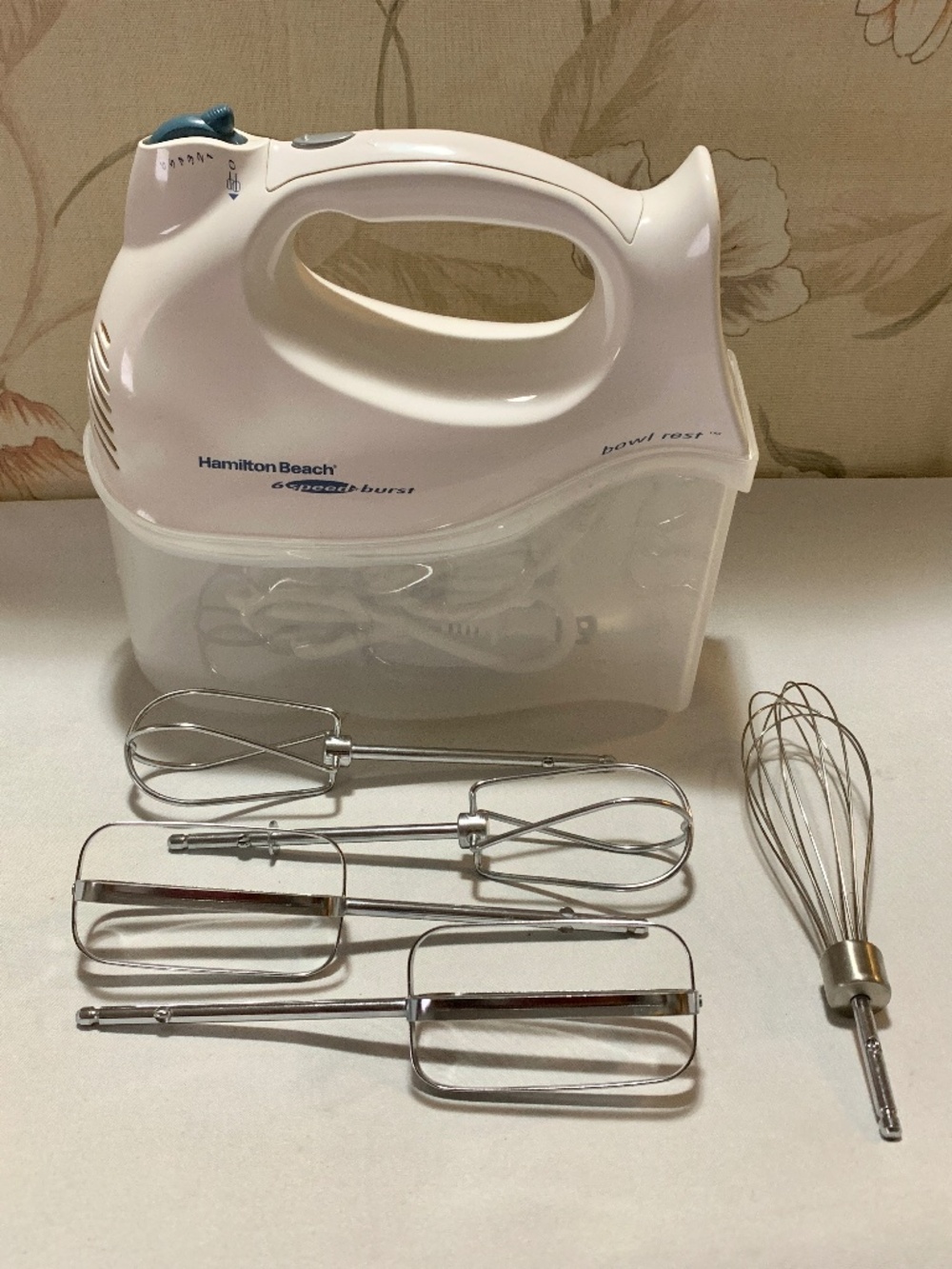 Hamilton Beach 6 Speed Burst Hand Mixer with Bowl Rest & 5 Beaters #62695 White